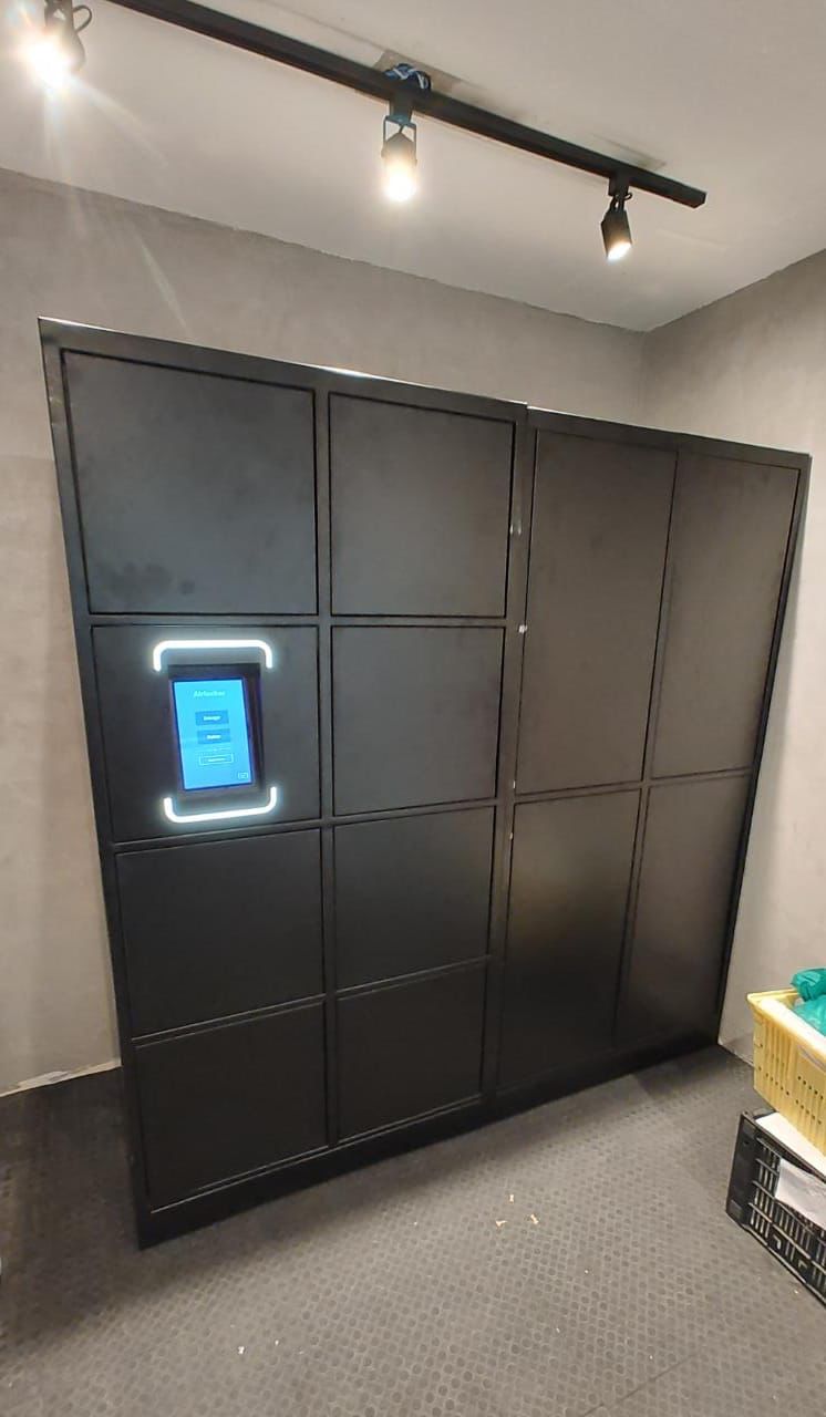 Armário Airlocker com a tela acesa